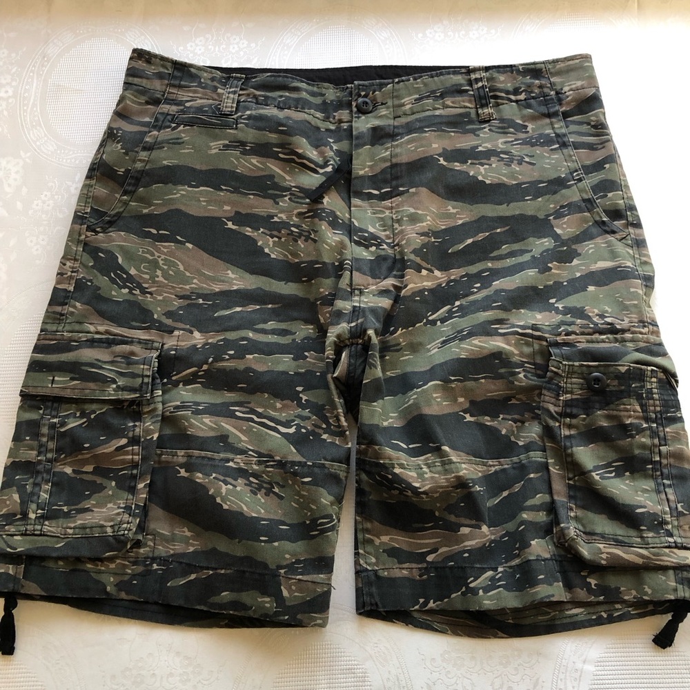 Backbone Camouflage Green/Tan Cargo Military Army Men’s Size 42 Bermuda Shorts